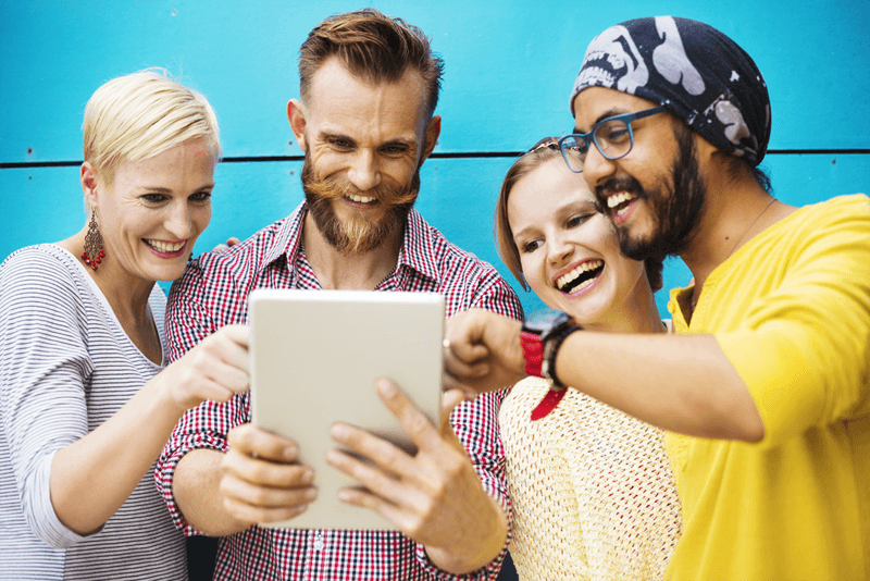 Ecommerce-shopping-on-tablet